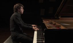 Toptalent Vitaly Pisarenko speelt Liszt